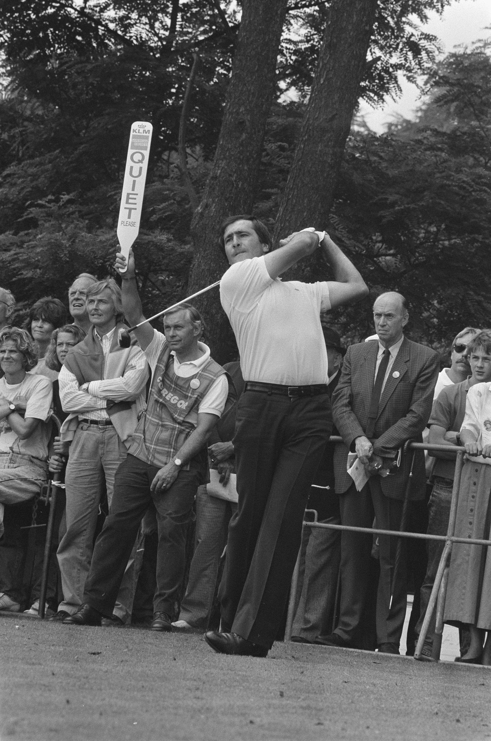 Seve Ballesteros culminando su swing ante el público (1987)
